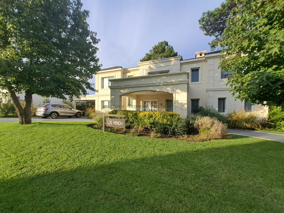 Casa ID.385 - Boulevard Park, Casa de 4 dormitaros con Piscina en VENTA .
