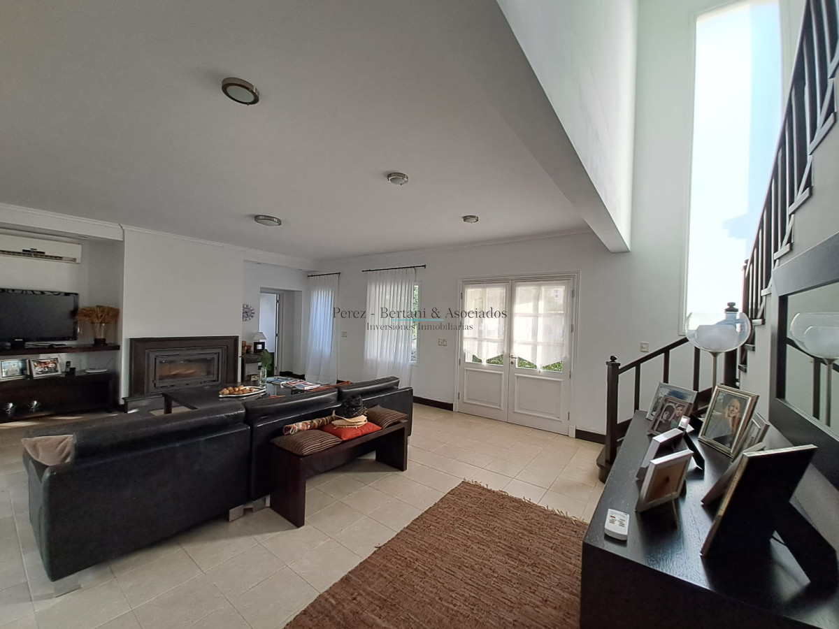 Casa ID.385 - Boulevard Park, Casa de 4 dormitaros con Piscina en VENTA .