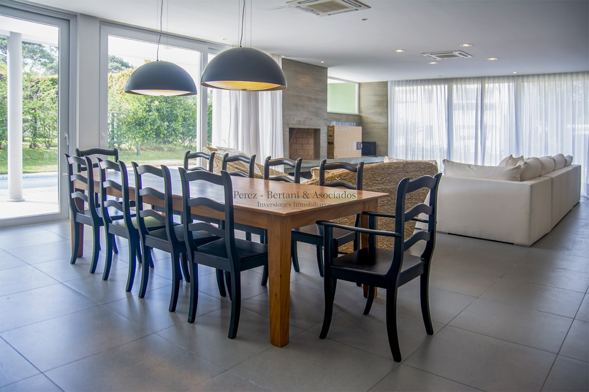 Casa ID.384 - En venta y alquiler  casa amplia de 5 dormitorios en Mansa Punta del Este