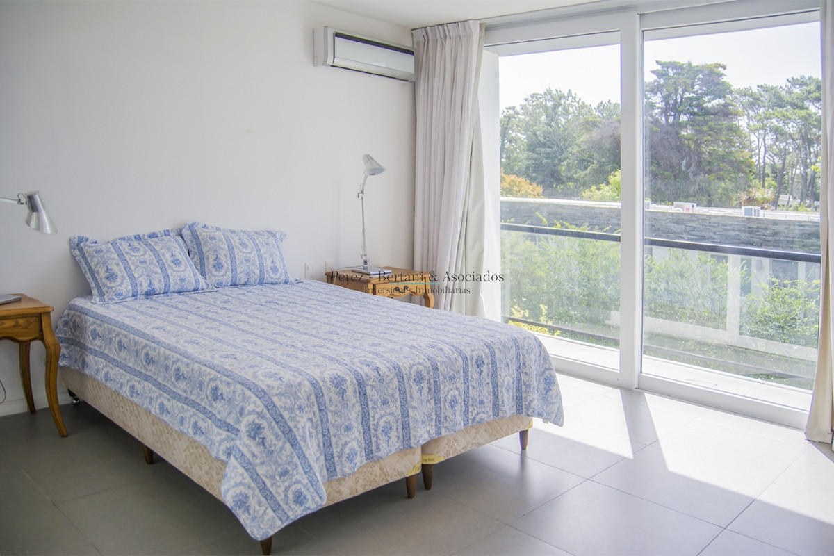 Casa ID.384 - En venta y alquiler  casa amplia de 5 dormitorios en Mansa Punta del Este