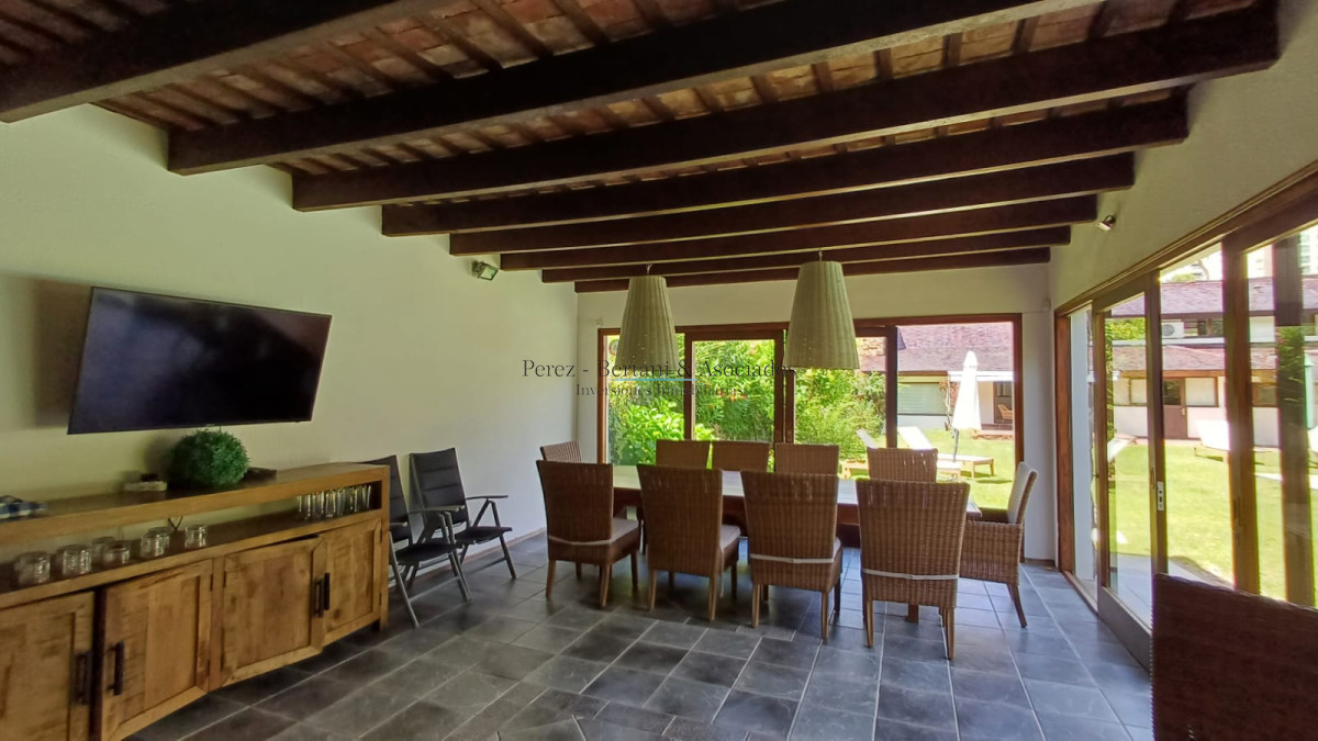 Casa ID.881 - Vende gran casa para vivir todo el año, de 3 dormitorios en Punta del Este 