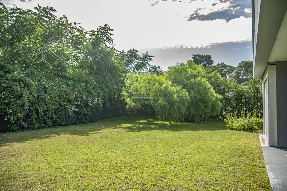 Casa ID.384 - En venta y alquiler  casa amplia de 5 dormitorios en Mansa Punta del Este