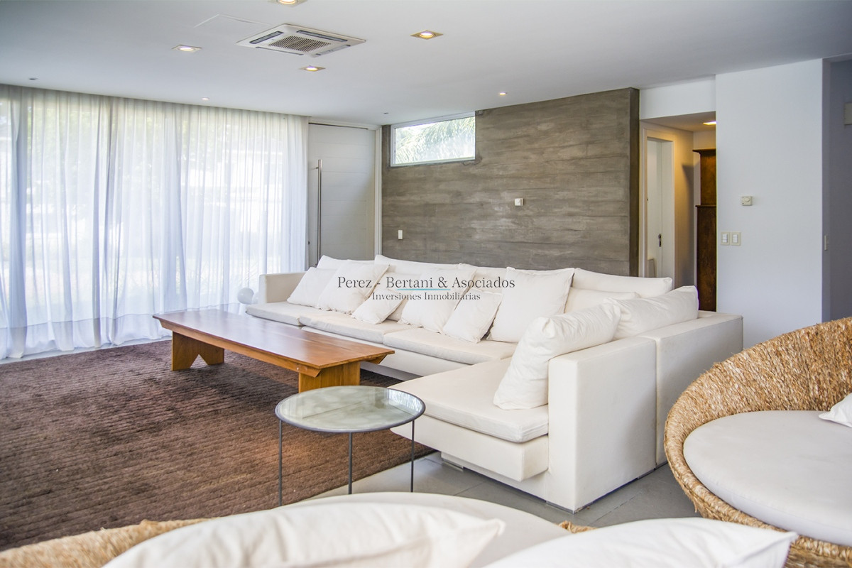 Casa ID.384 - En venta y alquiler  casa amplia de 5 dormitorios en Mansa Punta del Este