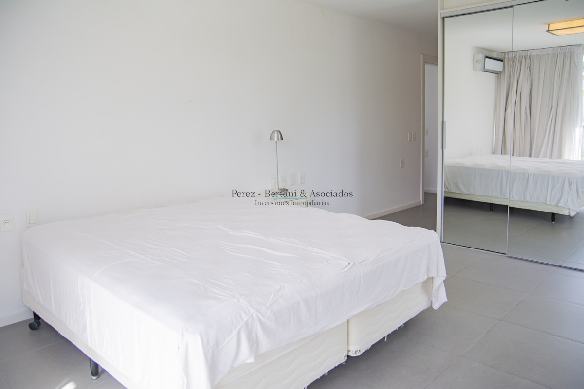Casa ID.384 - En venta y alquiler  casa amplia de 5 dormitorios en Mansa Punta del Este