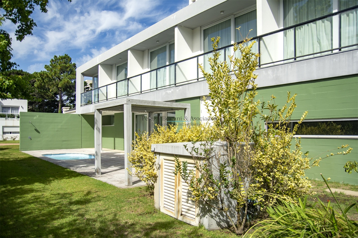 Casa ID.384 - En venta y alquiler  casa amplia de 5 dormitorios en Mansa Punta del Este