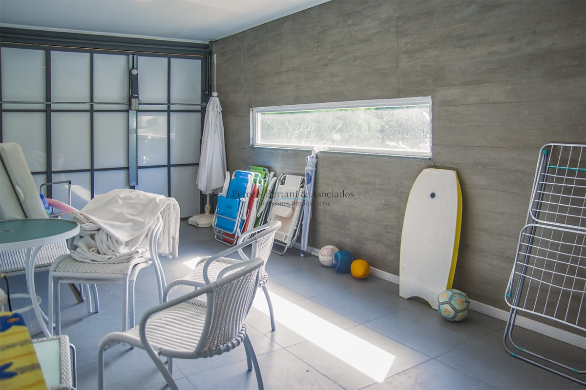 Casa ID.384 - En venta y alquiler  casa amplia de 5 dormitorios en Mansa Punta del Este