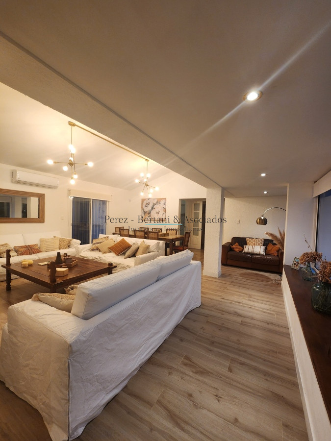 Casa ID.880 - Casa en Alquiler de 4 dormitorios en Playa Mansa , Punta del este , Maldonado 