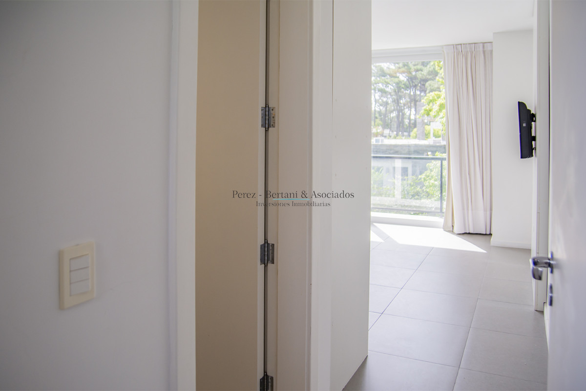Casa ID.384 - En venta y alquiler  casa amplia de 5 dormitorios en Mansa Punta del Este