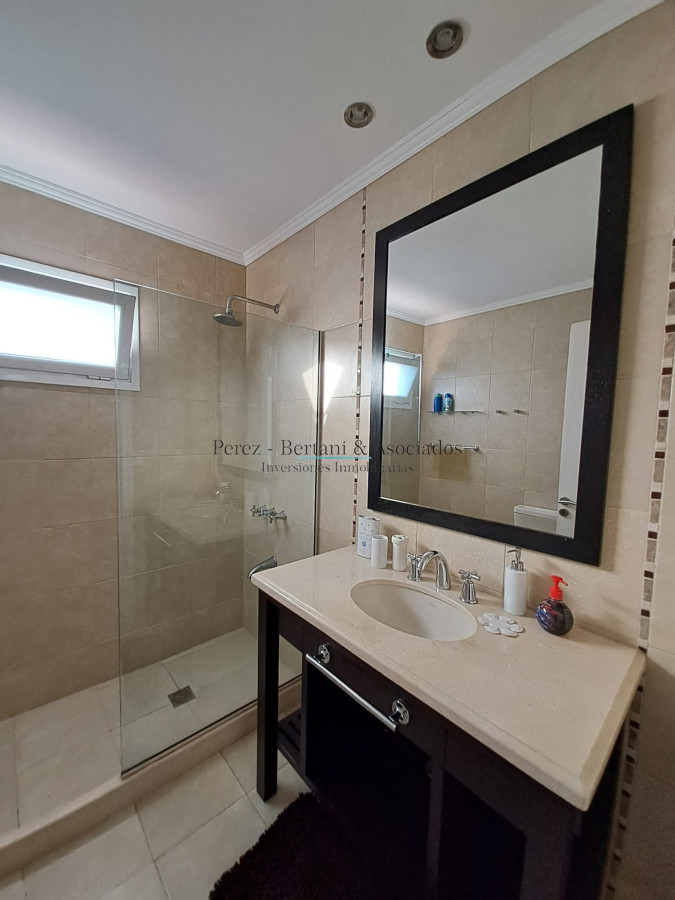 Casa ID.385 - Boulevard Park, Casa de 4 dormitaros con Piscina en VENTA .