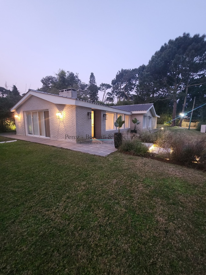 Casa ID.880 - Casa en Alquiler de 4 dormitorios en Playa Mansa , Punta del este , Maldonado 