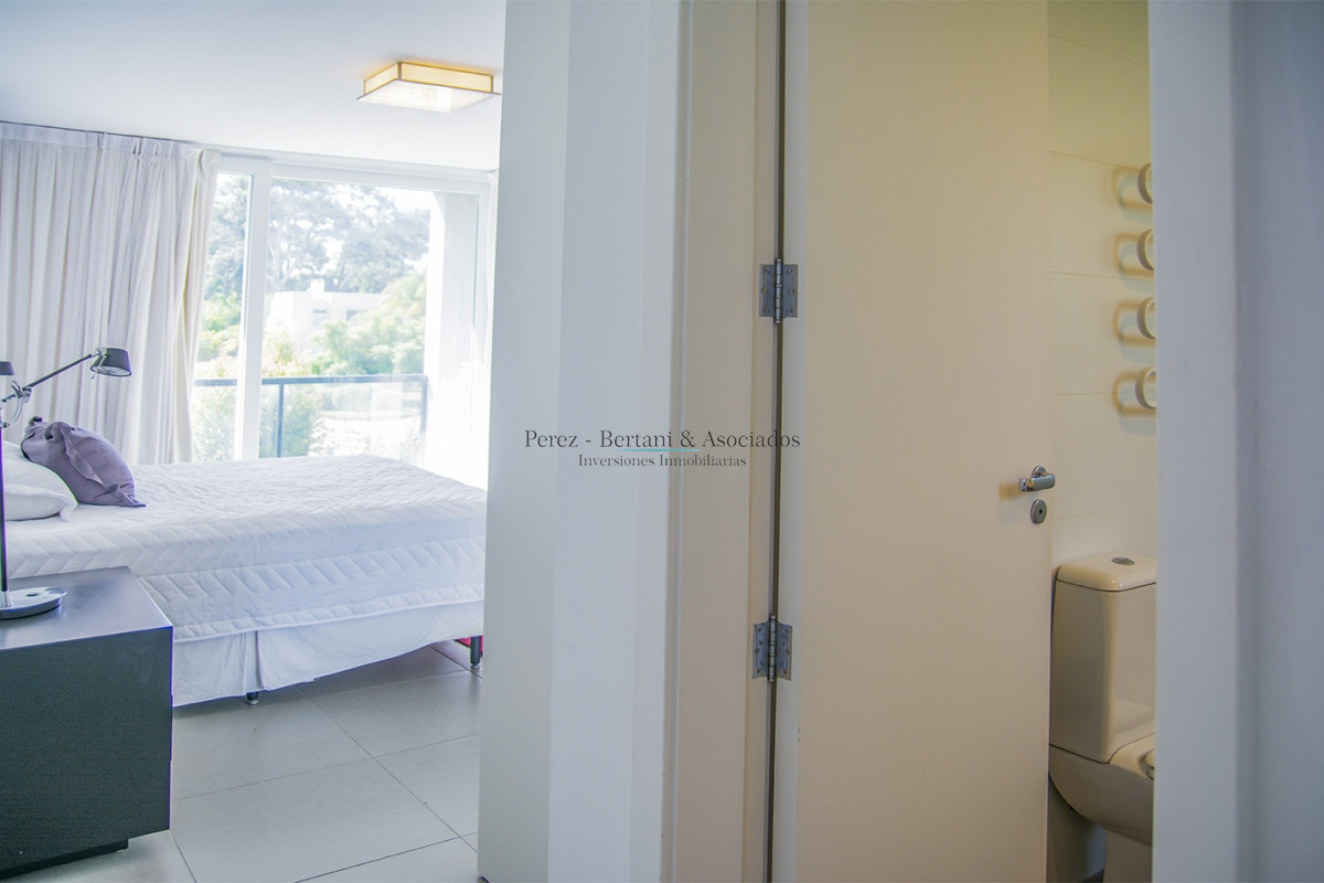 Casa ID.384 - En venta y alquiler  casa amplia de 5 dormitorios en Mansa Punta del Este