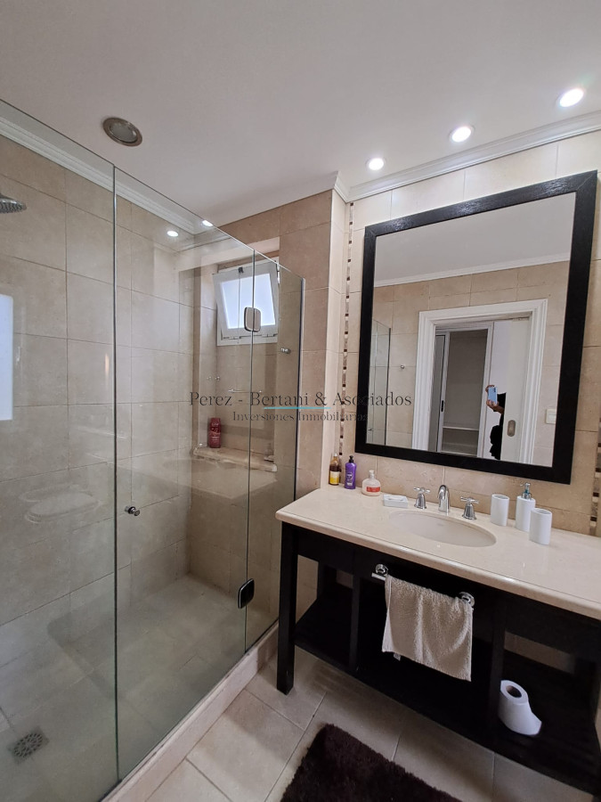 Casa ID.385 - Boulevard Park, Casa de 4 dormitaros con Piscina en VENTA .