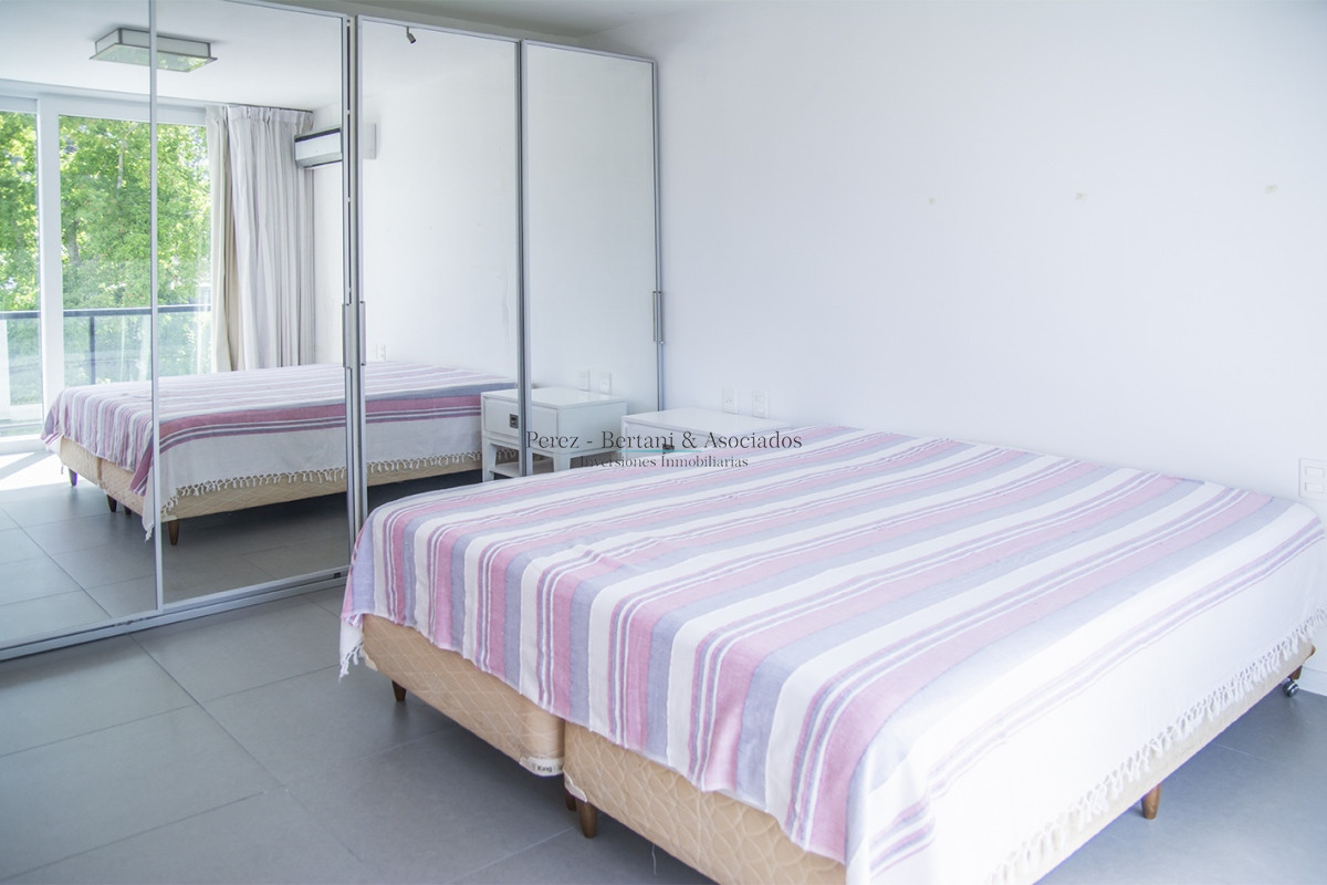 Casa ID.384 - En venta y alquiler  casa amplia de 5 dormitorios en Mansa Punta del Este