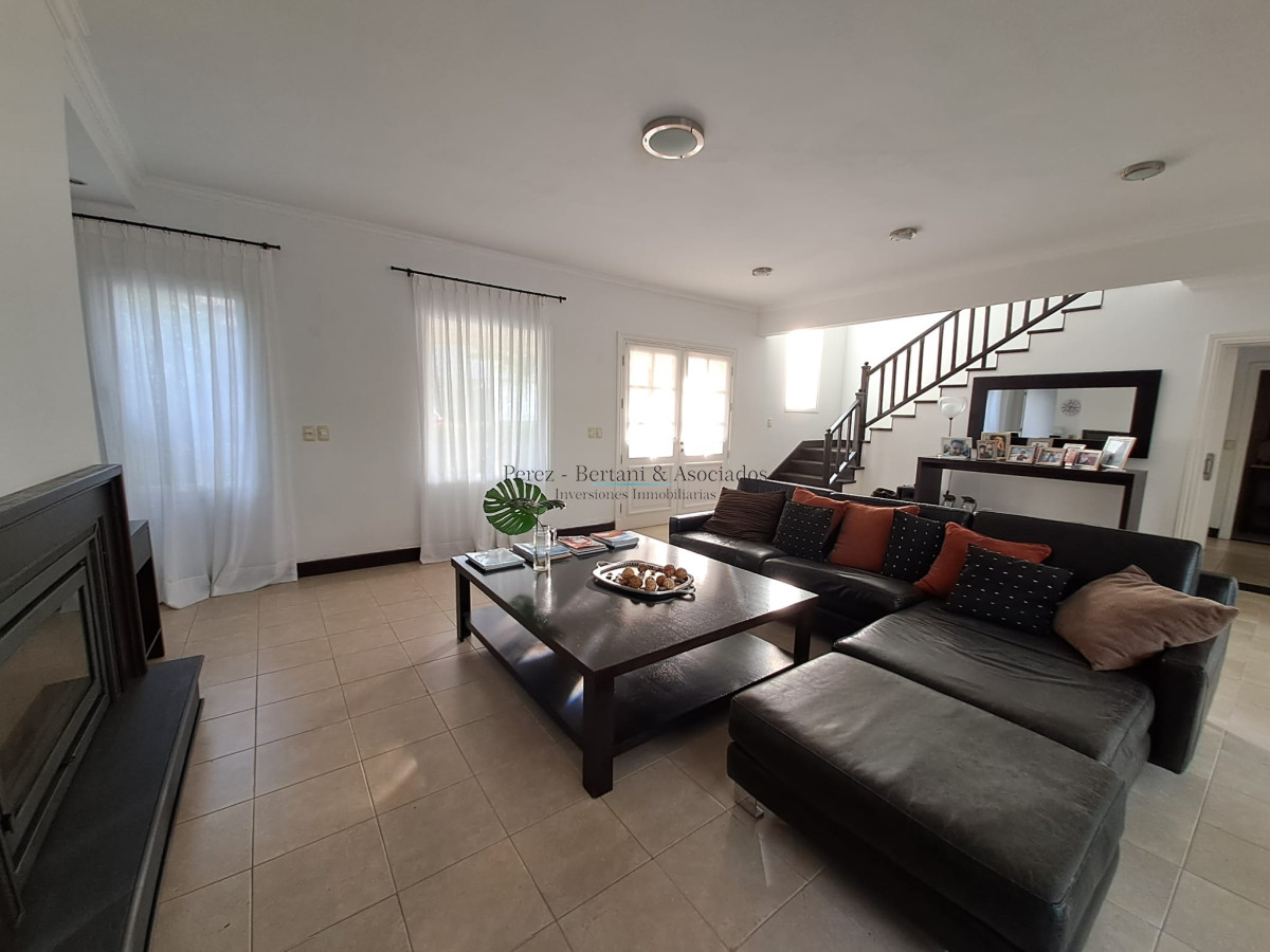 Casa ID.385 - Boulevard Park, Casa de 4 dormitaros con Piscina en VENTA .
