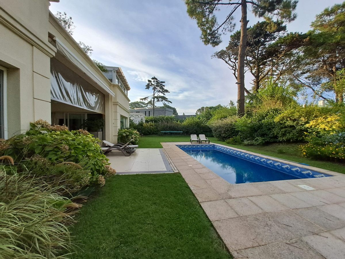 Casa ID.385 - Boulevard Park, Casa de 4 dormitaros con Piscina en VENTA .