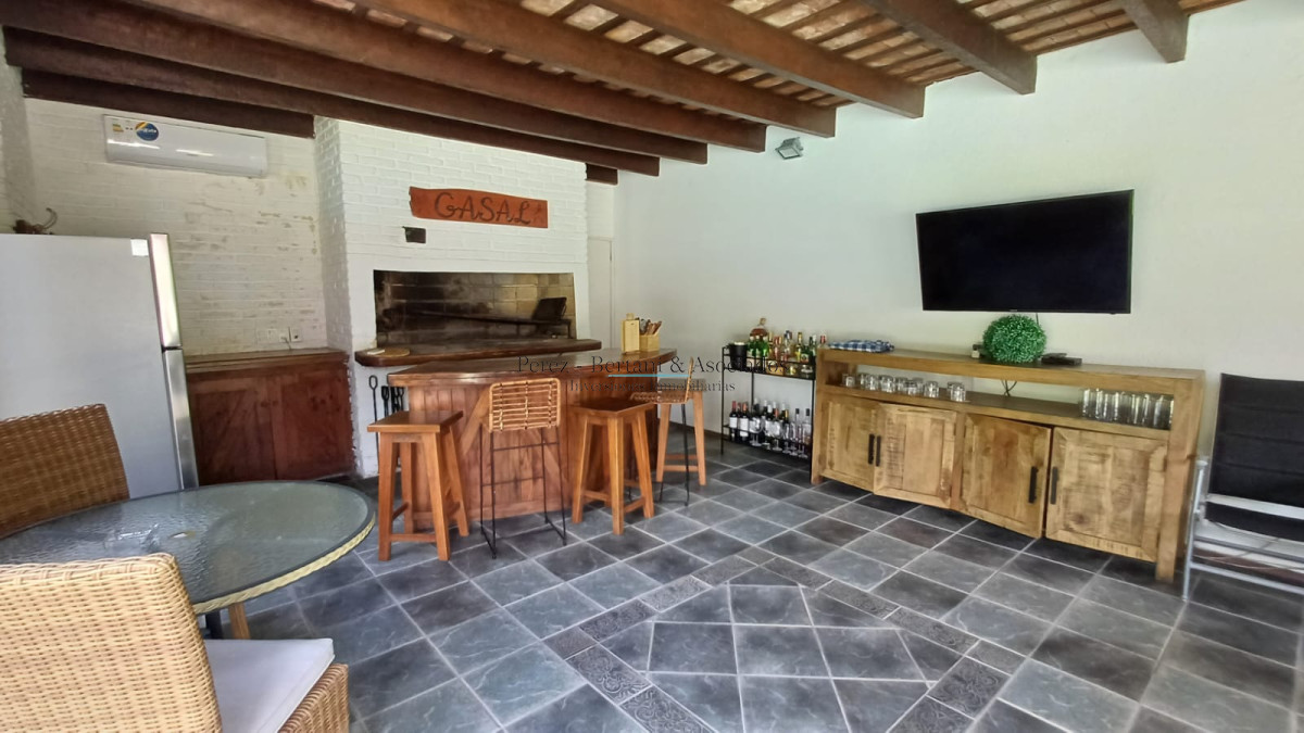 Casa ID.881 - Vende gran casa para vivir todo el año, de 3 dormitorios en Punta del Este 