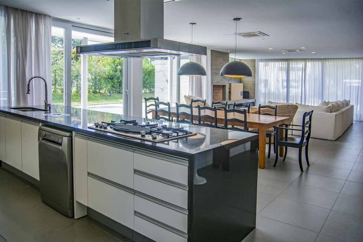 Casa ID.384 - En venta y alquiler  casa amplia de 5 dormitorios en Mansa Punta del Este