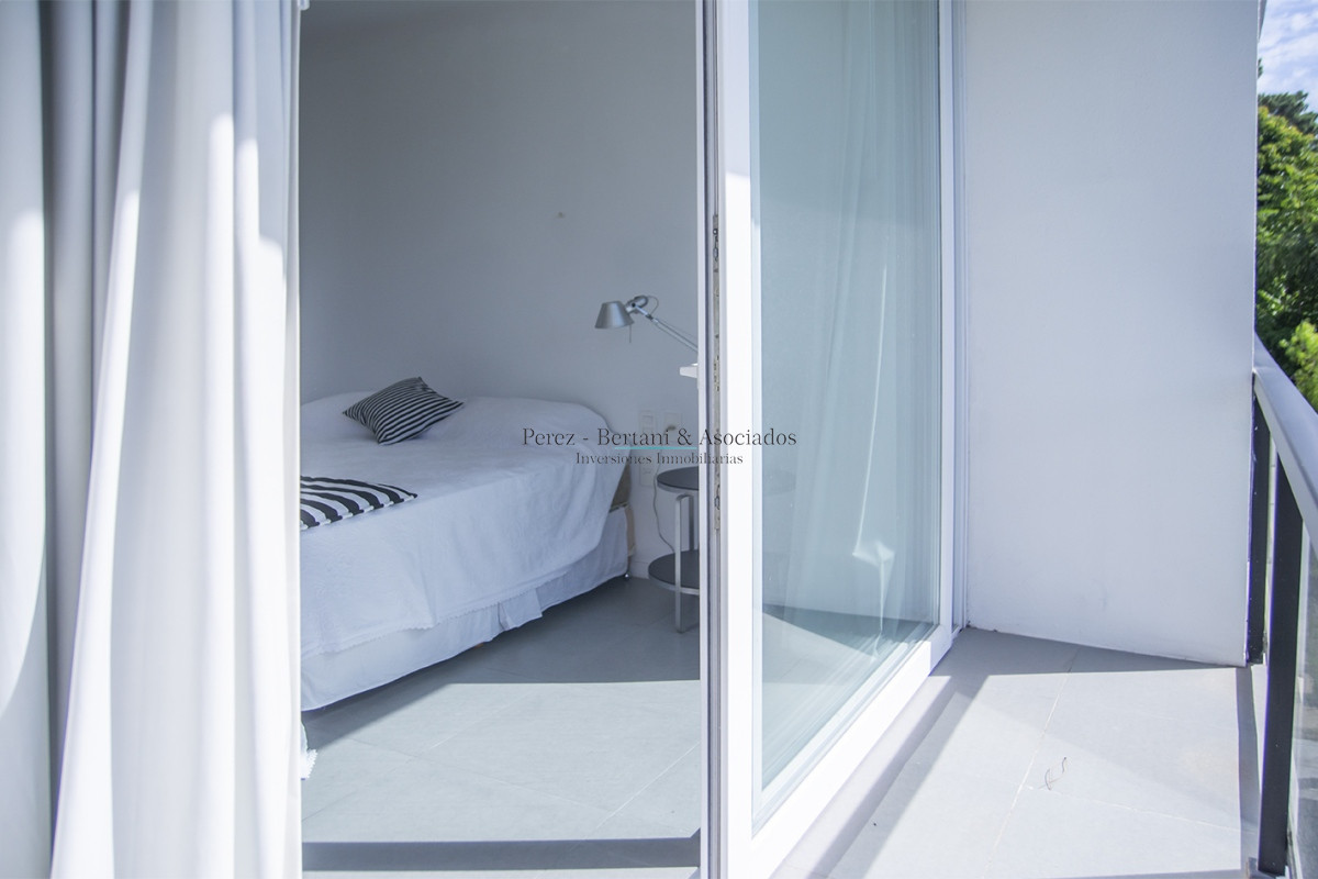 Casa ID.384 - En venta y alquiler  casa amplia de 5 dormitorios en Mansa Punta del Este