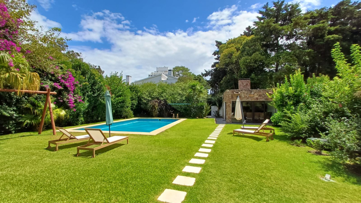 Casa ID.881 - Vende gran casa para vivir todo el año, de 3 dormitorios en Punta del Este 