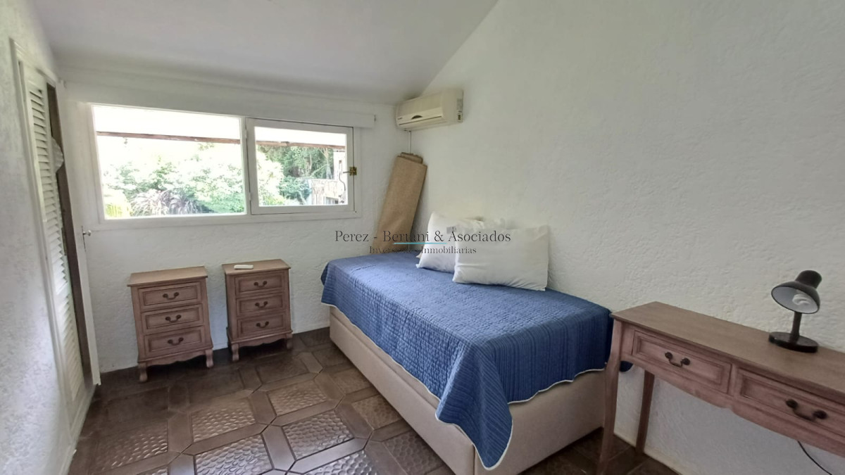 Casa ID.881 - Vende gran casa para vivir todo el año, de 3 dormitorios en Punta del Este 
