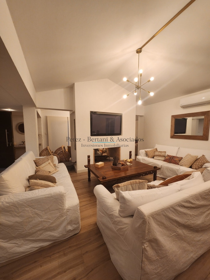 Casa ID.880 - Casa en Alquiler de 4 dormitorios en Playa Mansa , Punta del este , Maldonado 