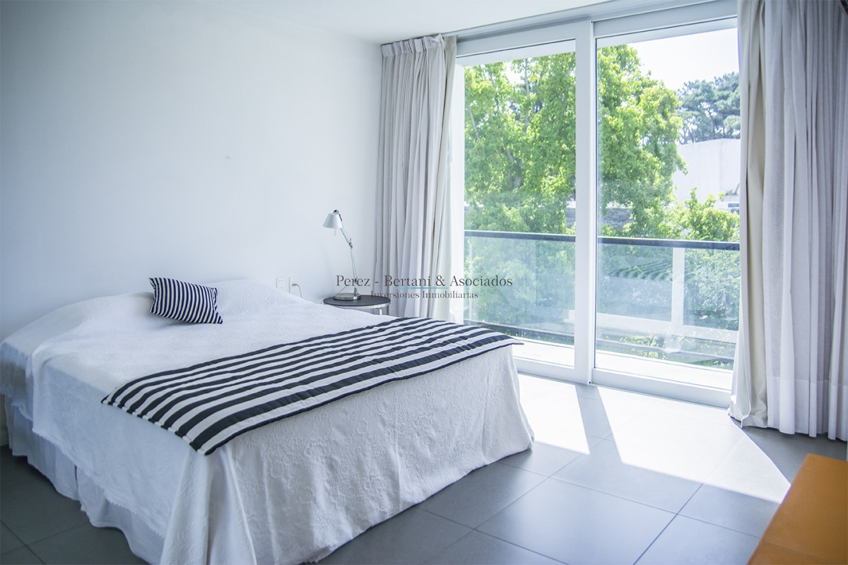 Casa ID.384 - En venta y alquiler  casa amplia de 5 dormitorios en Mansa Punta del Este