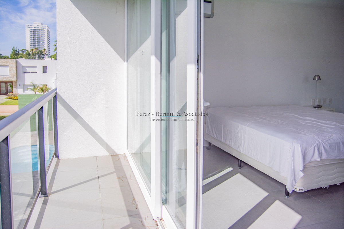 Casa ID.384 - En venta y alquiler  casa amplia de 5 dormitorios en Mansa Punta del Este