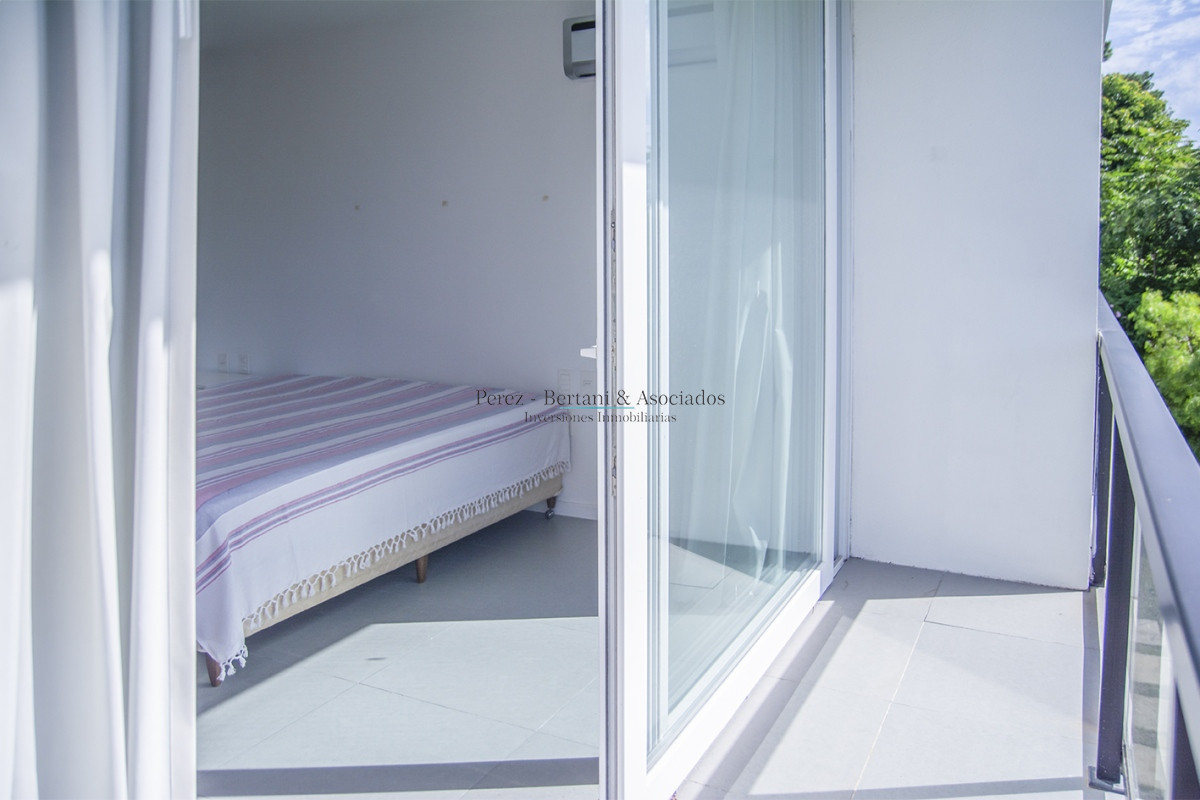 Casa ID.384 - En venta y alquiler  casa amplia de 5 dormitorios en Mansa Punta del Este