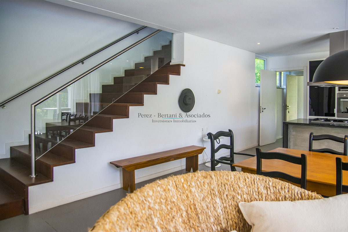 Casa ID.384 - En venta y alquiler  casa amplia de 5 dormitorios en Mansa Punta del Este