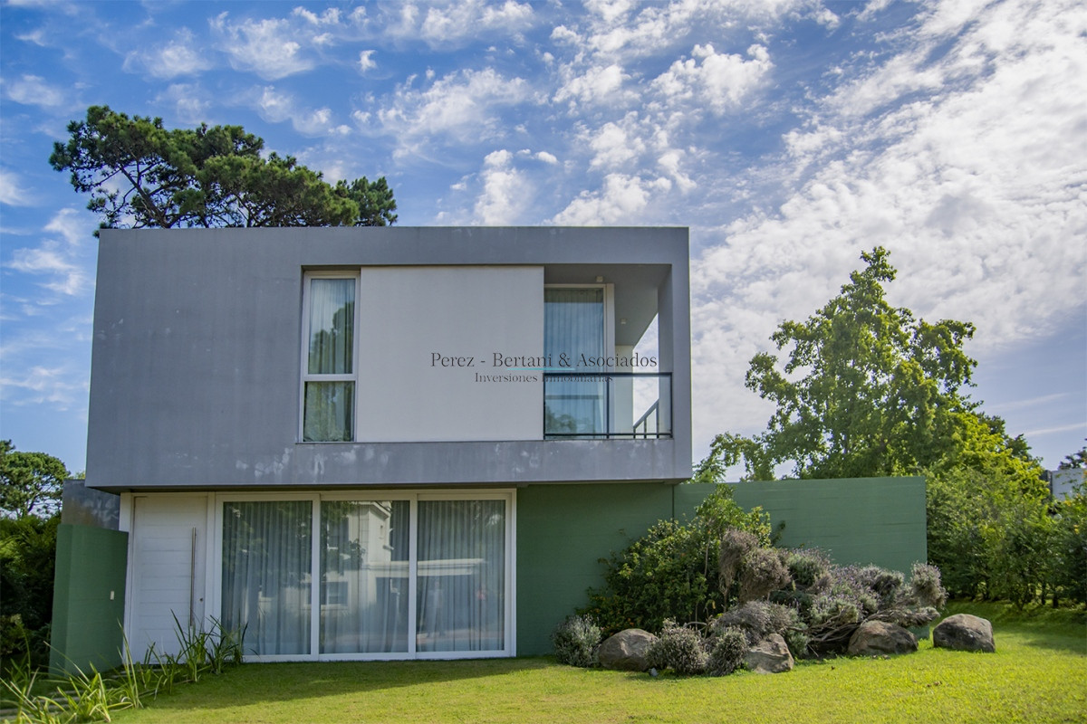 Casa ID.384 - En venta y alquiler  casa amplia de 5 dormitorios en Mansa Punta del Este