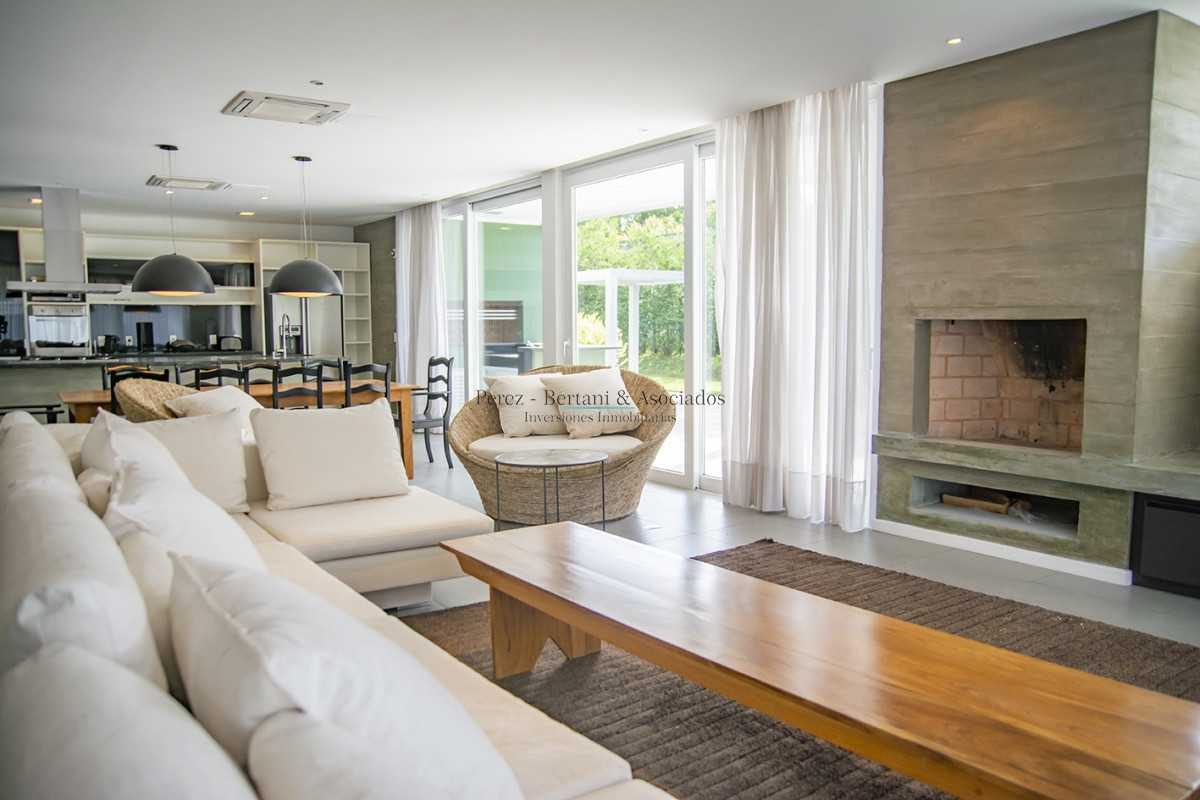 Casa ID.384 - En venta y alquiler  casa amplia de 5 dormitorios en Mansa Punta del Este