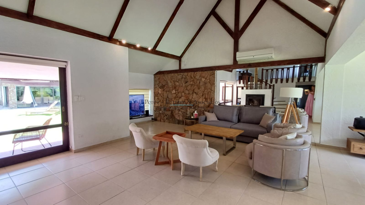 Casa ID.881 - Vende gran casa para vivir todo el año, de 3 dormitorios en Punta del Este 