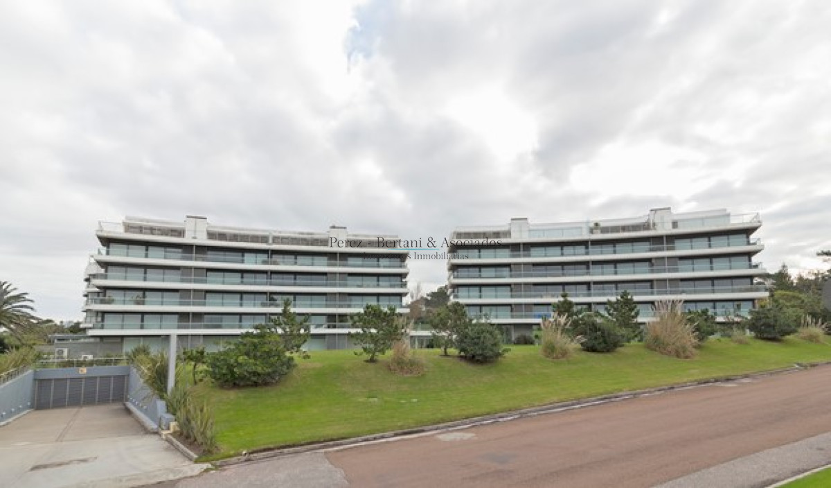 Apartamento ID.944 - Hermoso Departamento en venta frente a Playa Brava, 3 dorm + dep. Marigot Brava