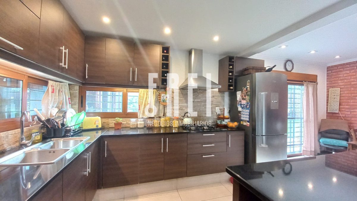 Casa ID.490 - Vende casa de 3 dormitorios, en excelente estado, Pinares, Punta del Este 