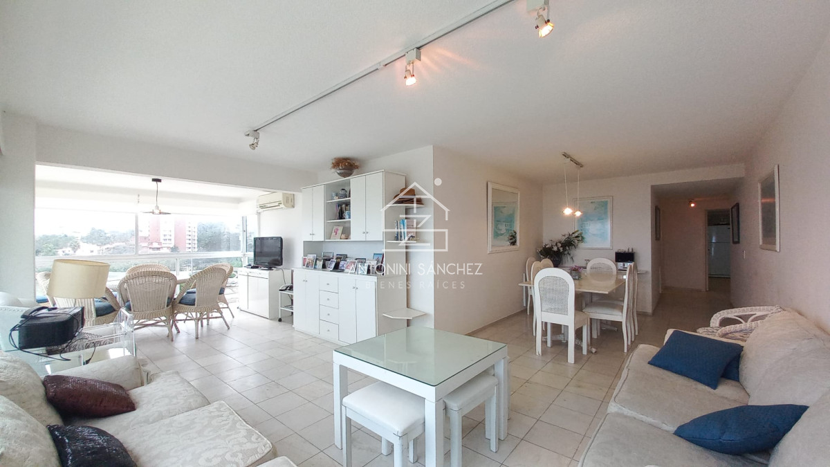 Apartamento ID.2779 - Departamento de 3 dormitorios + dependencia en venta, Playa Mansa. Torre Jefferson,.