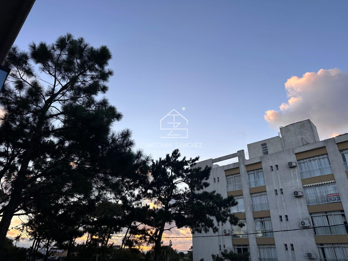 Apartamento ID.2200 - Vende oportunidad en Playa Mansa, primera línea de 2 dormitorios en Punta del Este 
