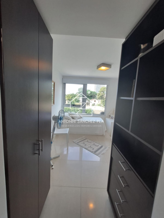 Apartamento ID.4151 - Apartamento en Playa Mansa a la venta 3 Dormitorios con vista
