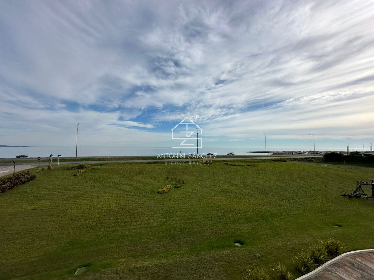 Apartamento ID.2319 - Vende departamento en Azure tower, playa mansa de 2 dormitorios, con vista al mar, Punta del Este