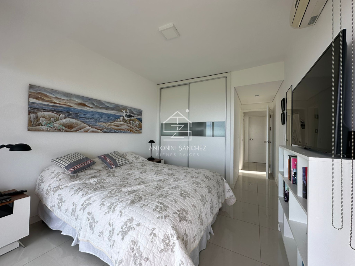 Apartamento ID.2319 - Vende departamento en Azure tower, playa mansa de 2 dormitorios, con vista al mar, Punta del Este