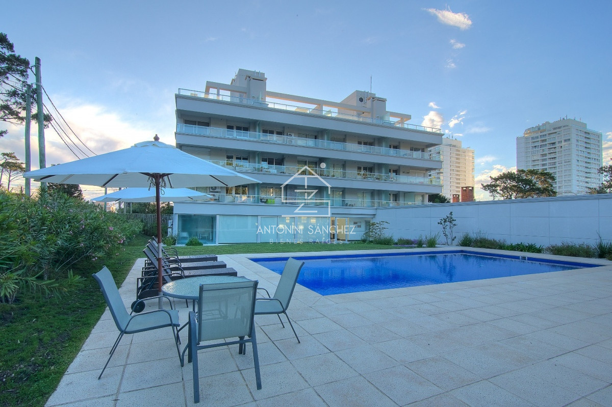 Apartamento ID.2454 - Apartamento en Venta de 3 dormitorios en Playa Mansa , Punta del este