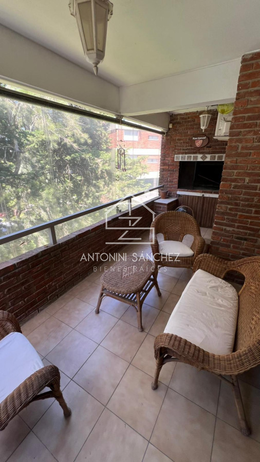 Apartamento ID.2421 - Apartamento en venta  3 dormitorios en Playa Mansa, Punta del Este.