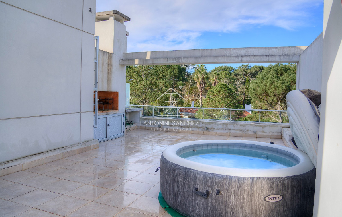 Apartamento ID.2454 - Apartamento en Venta de 3 dormitorios en Playa Mansa , Punta del este