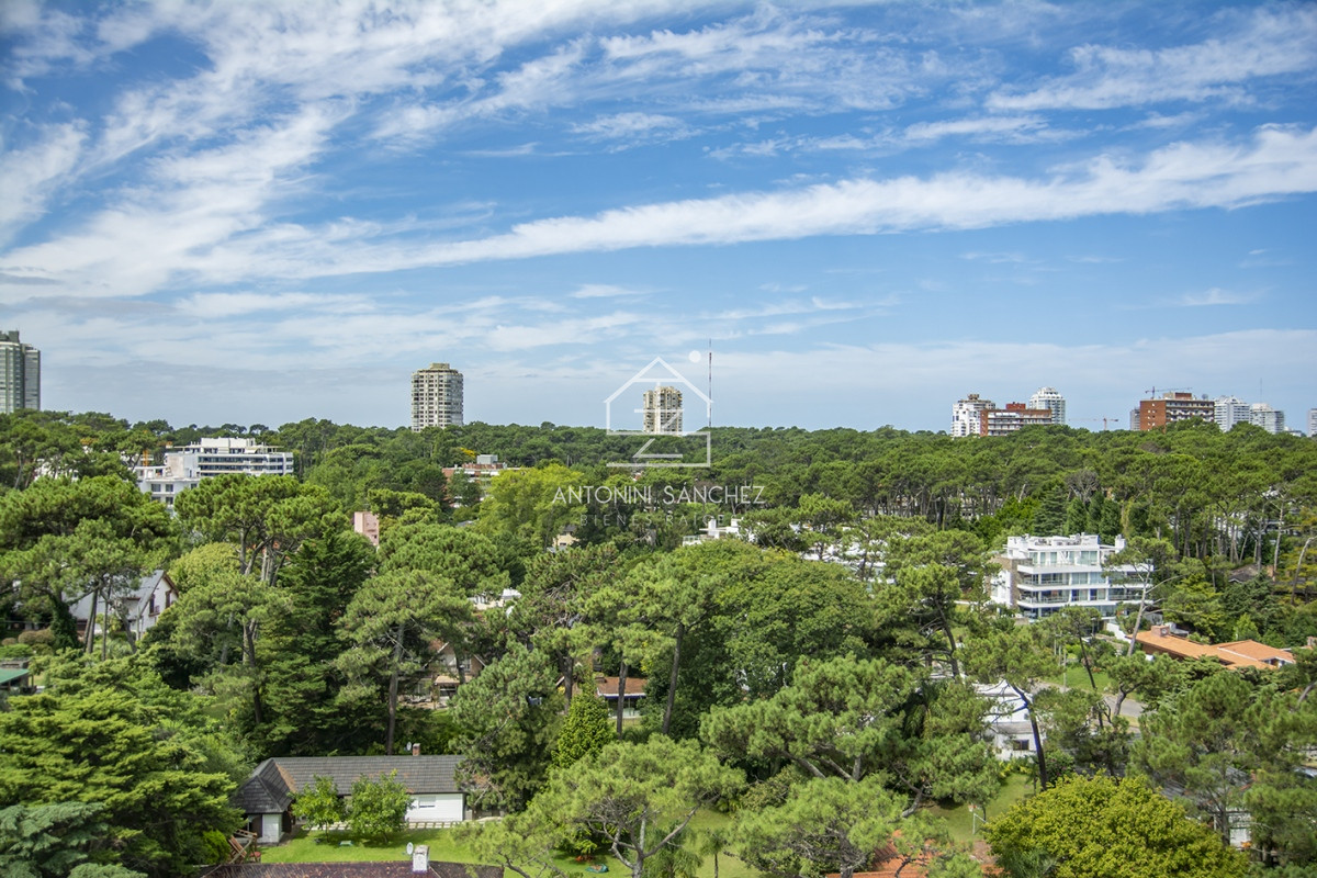 Apartamento ID.2318 - Punta Del Este,  Vende apartamento de 4 dormitorios con 2 cocheras en Lincon Center, Playa Mansa, Punta del Este 