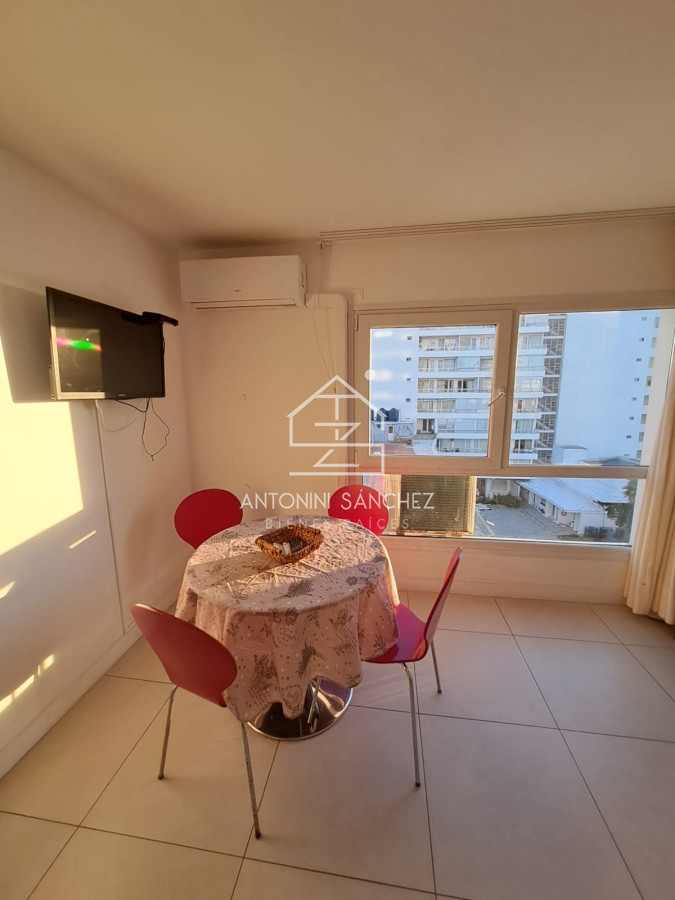 Apartamento ID.2704 - En venta y alquiler apartamento de 1 dormitorio en suite con garage, península, Punta del Este 