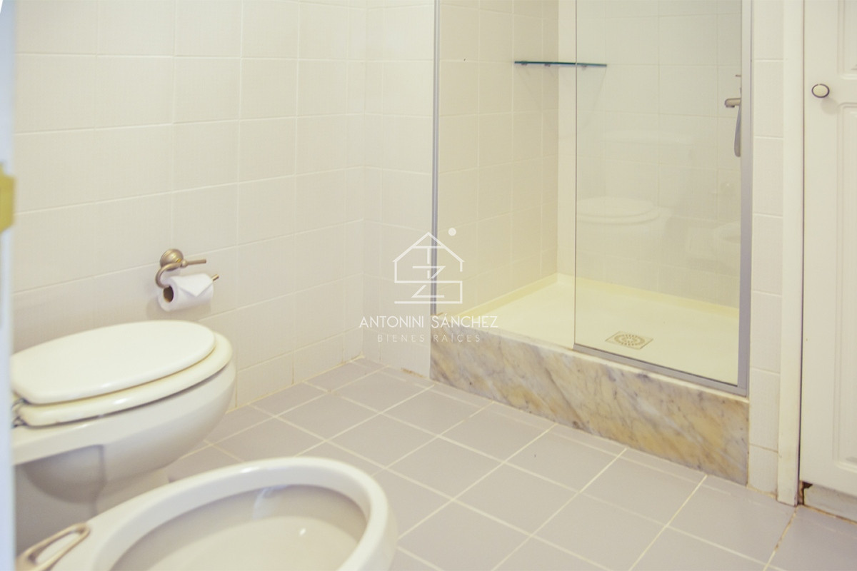 Apartamento ID.2318 - Punta Del Este,  Vende apartamento de 4 dormitorios con 2 cocheras en Lincon Center, Playa Mansa, Punta del Este 