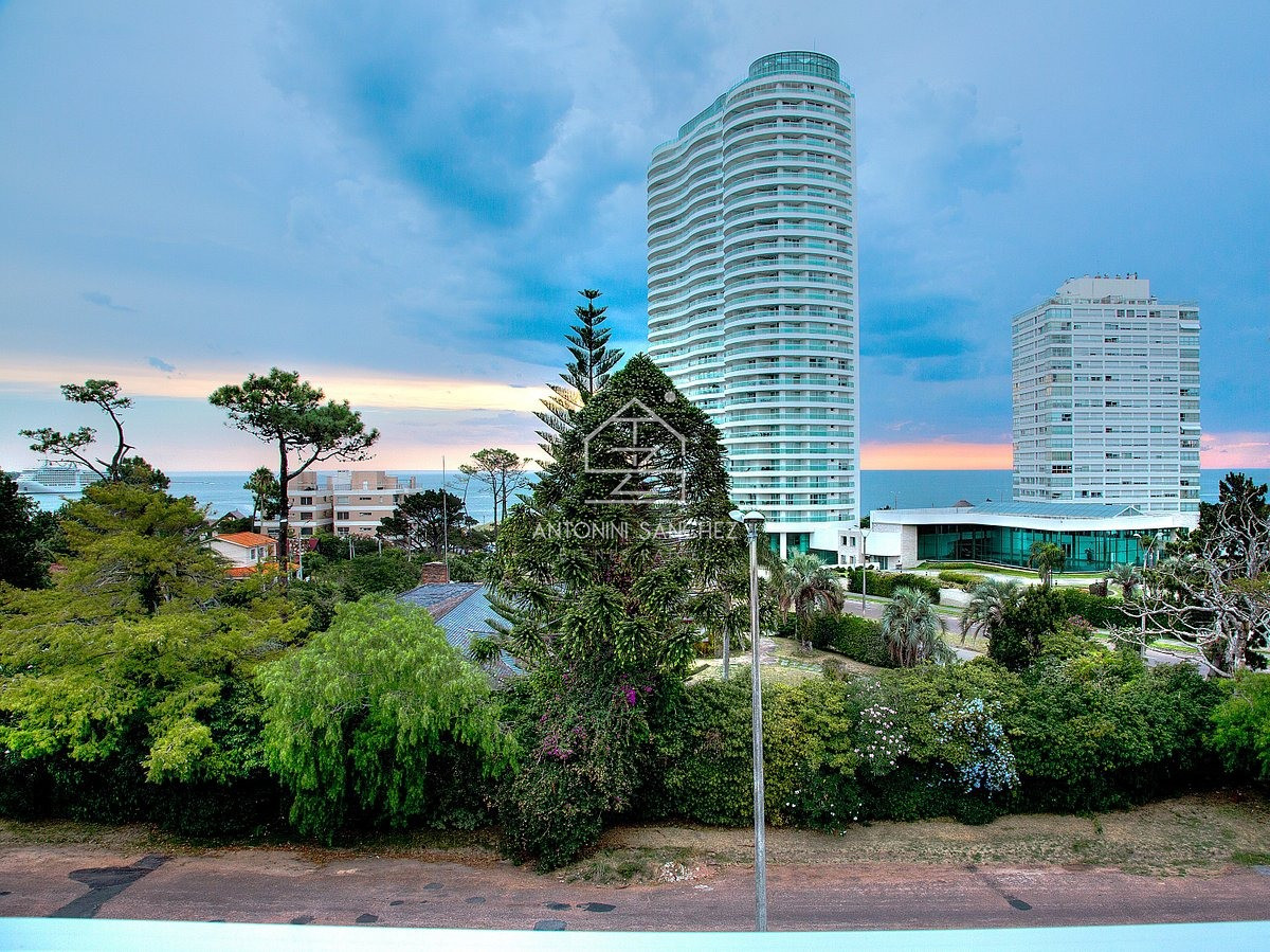 Apartamento ID.2454 - Apartamento en Venta de 3 dormitorios en Playa Mansa , Punta del este