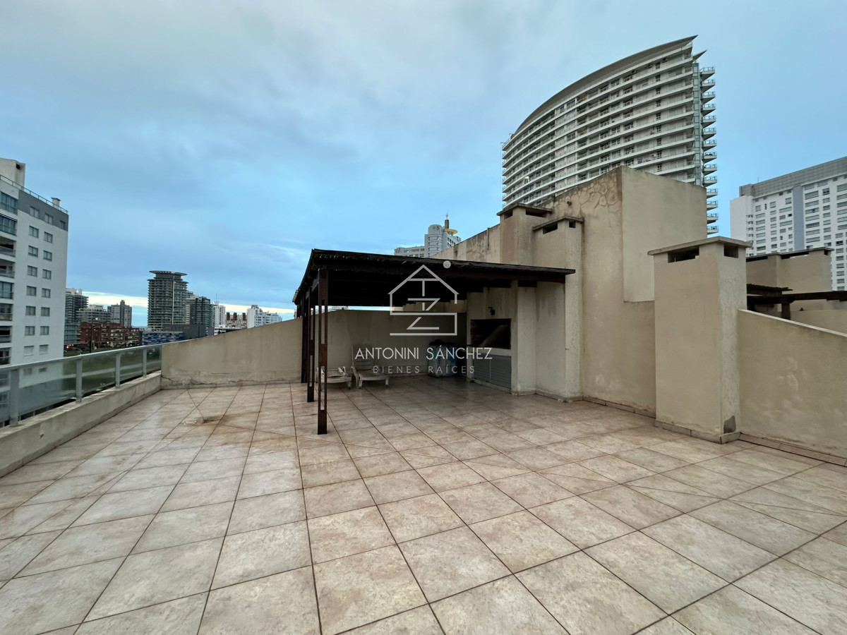 Apartamento ID.670 - Oportunidad. Vende apartamento de 2 dormitorios con azotea y parrillero, Punta del Este 