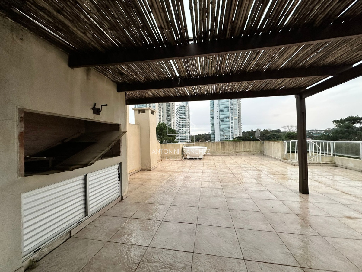 Apartamento ID.670 - Oportunidad. Vende apartamento de 2 dormitorios con azotea y parrillero, Punta del Este 