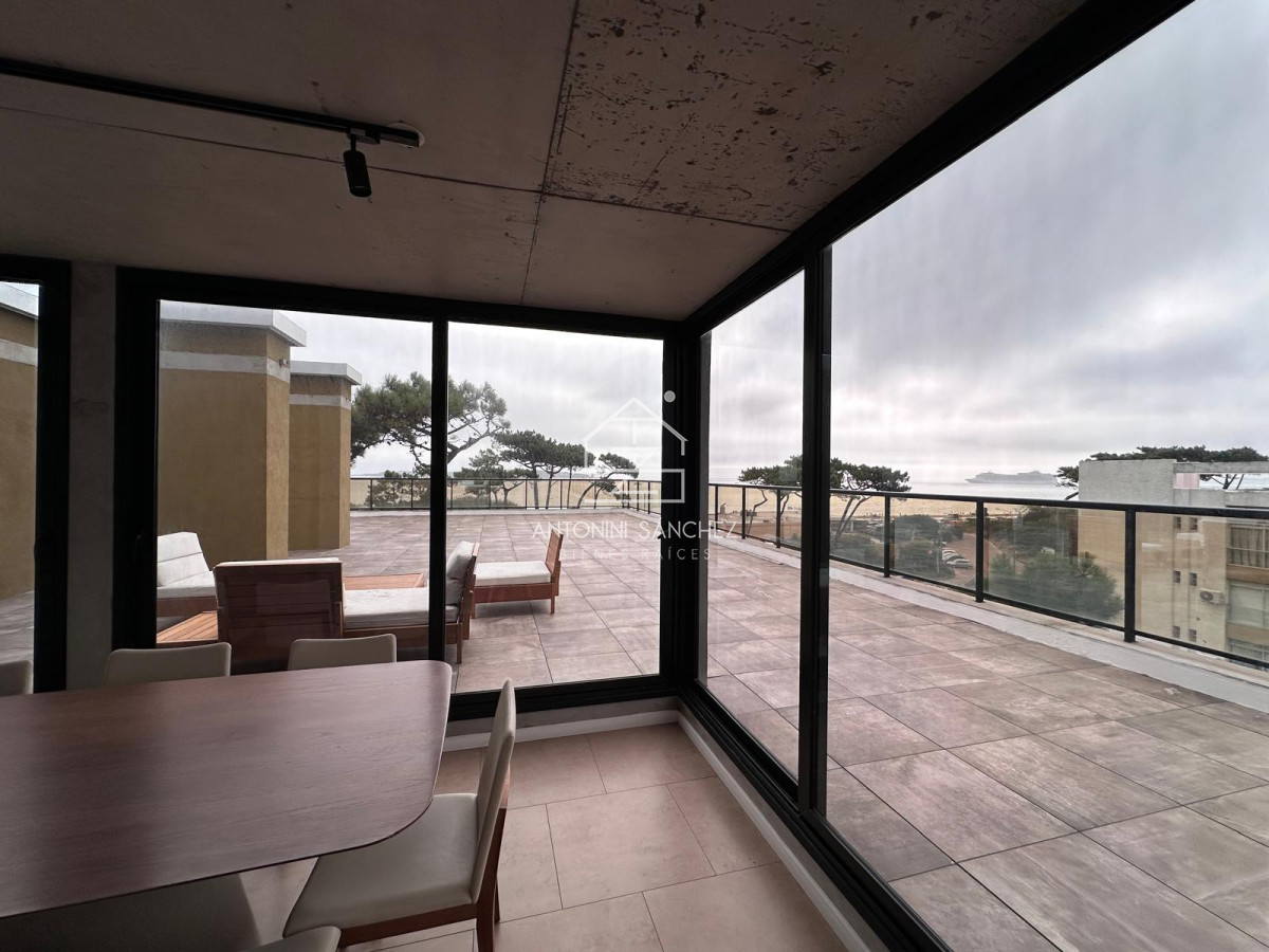 Apartamento ID.2200 - Vende oportunidad en Playa Mansa, primera línea de 2 dormitorios en Punta del Este 