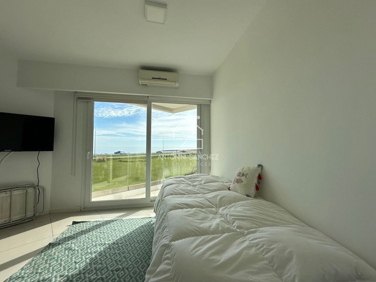 Apartamento ID.2319 - Vende departamento en Azure tower, playa mansa de 2 dormitorios, con vista al mar, Punta del Este